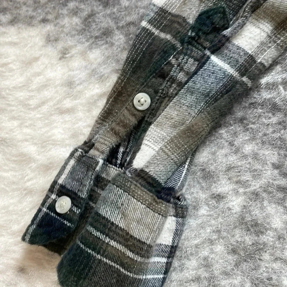 🔥4/$20 Plaid Button Down - Picture 6 of 9